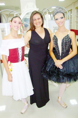 Com a mestra Carla Pacheco: as duas bailarinas formandas Ana Laura Taveira e Fernanda Oliveira